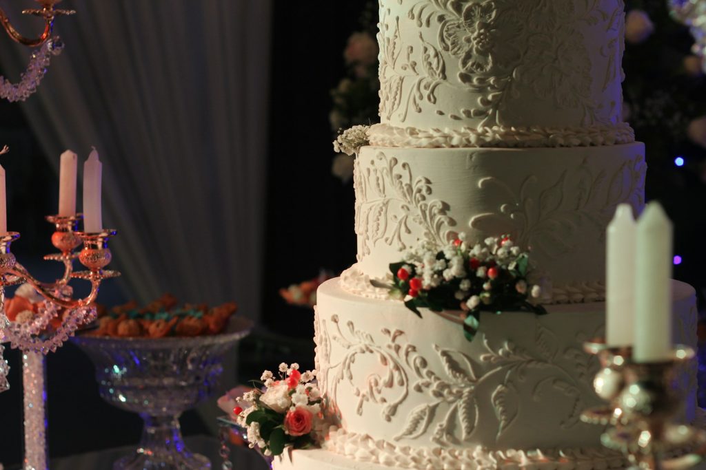 How Your Wedding Dress Inspires Your Cake Design
