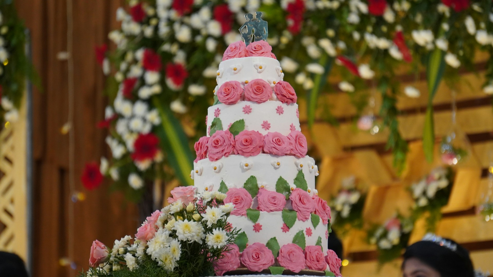 One-of-a-Kind Wedding Cake That Matches Your Dress and Theme