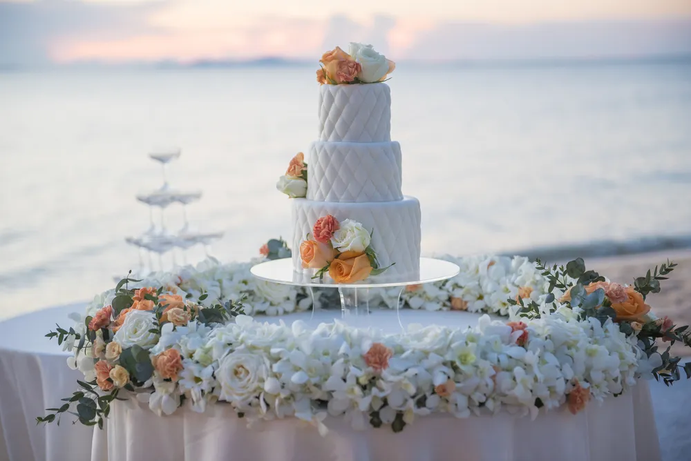 Luxury wedding cake cost 