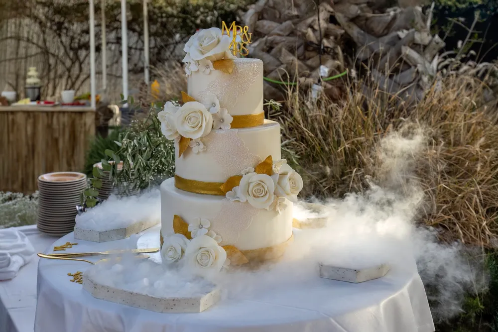 what is minimum cost of a wedding cake 