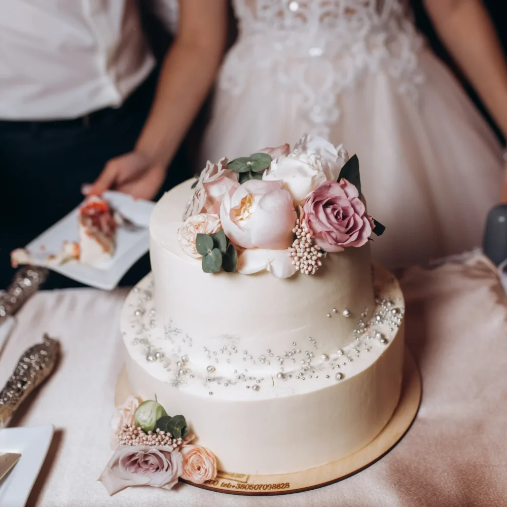 newlyweds-are-going-taste-wedding-cake_T6SO